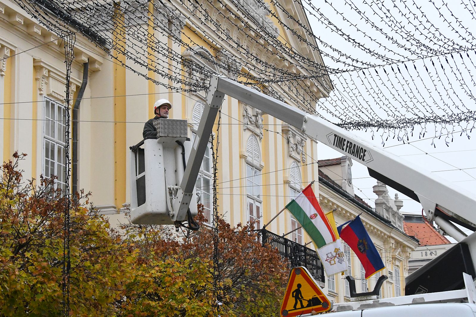 Városszerte szerelik már az adventi díszkivilágítást Székesfehérváron